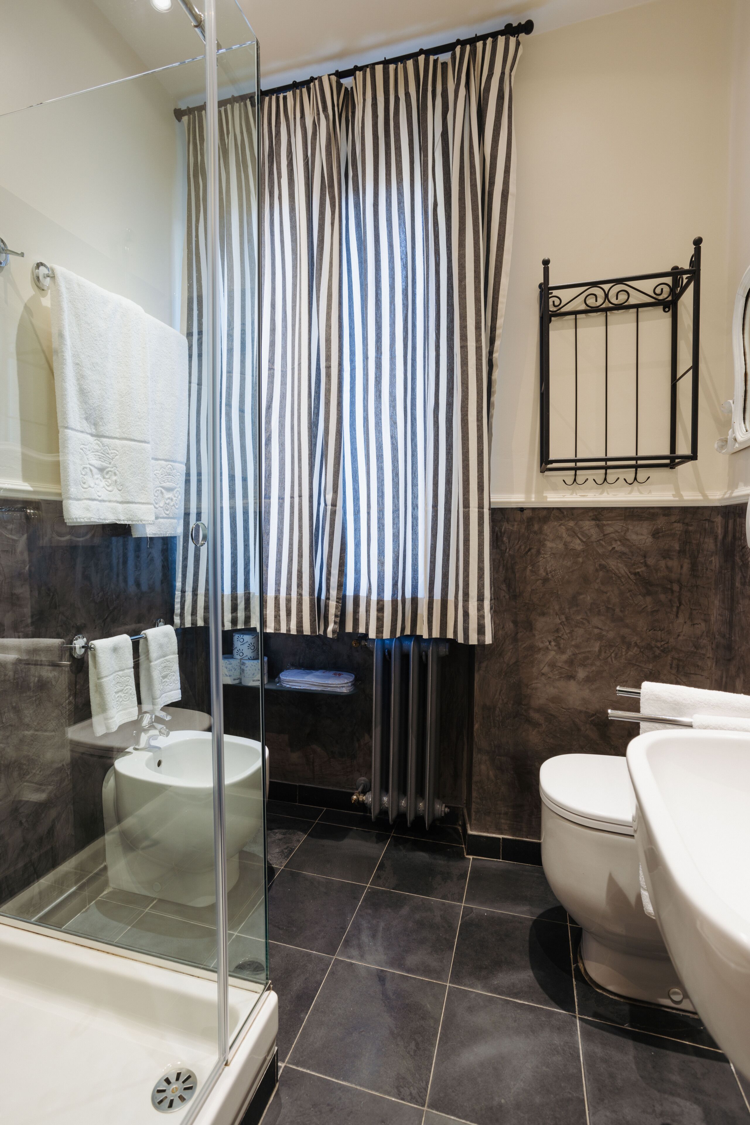 Un baño moderno con ducha de vidrio, inodoro blanco y bañera.