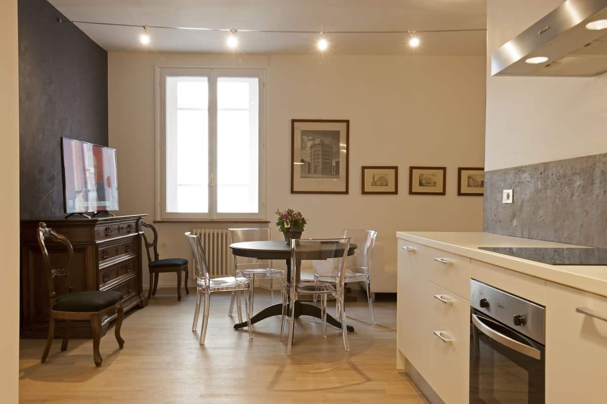 Réfrigérateur, micro-ondes (sur demande), plaque de cuisson