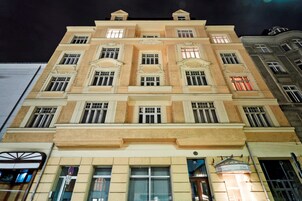 Fachada de la propiedad por la tarde o noche