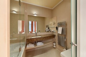 Superior Double Room | Bathroom