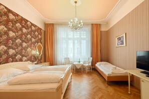 Comfort Triple Room | Premium bedding, in-room safe, free WiFi, bed sheets - Hotel Pension Baronesse (Vienna)