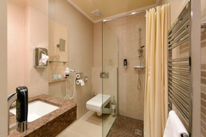 Quarto solteiro superior | Banheiro | Secador de cabelo, toalhas de banho