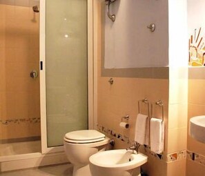 Shower, free toiletries, hair dryer, bathrobes - Latt' e Liett' (Naples)