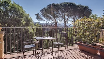 Twin kamer, 2 eenpersoonsbedden, balkon, uitzicht op heuvels | Balkon