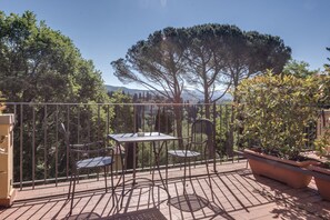 Twin kamer, 2 eenpersoonsbedden, balkon, uitzicht op heuvels | Balkon