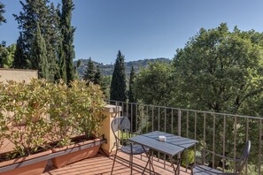 Twin kamer, 2 eenpersoonsbedden, balkon, uitzicht op heuvels | Uitzicht vanuit de kamer