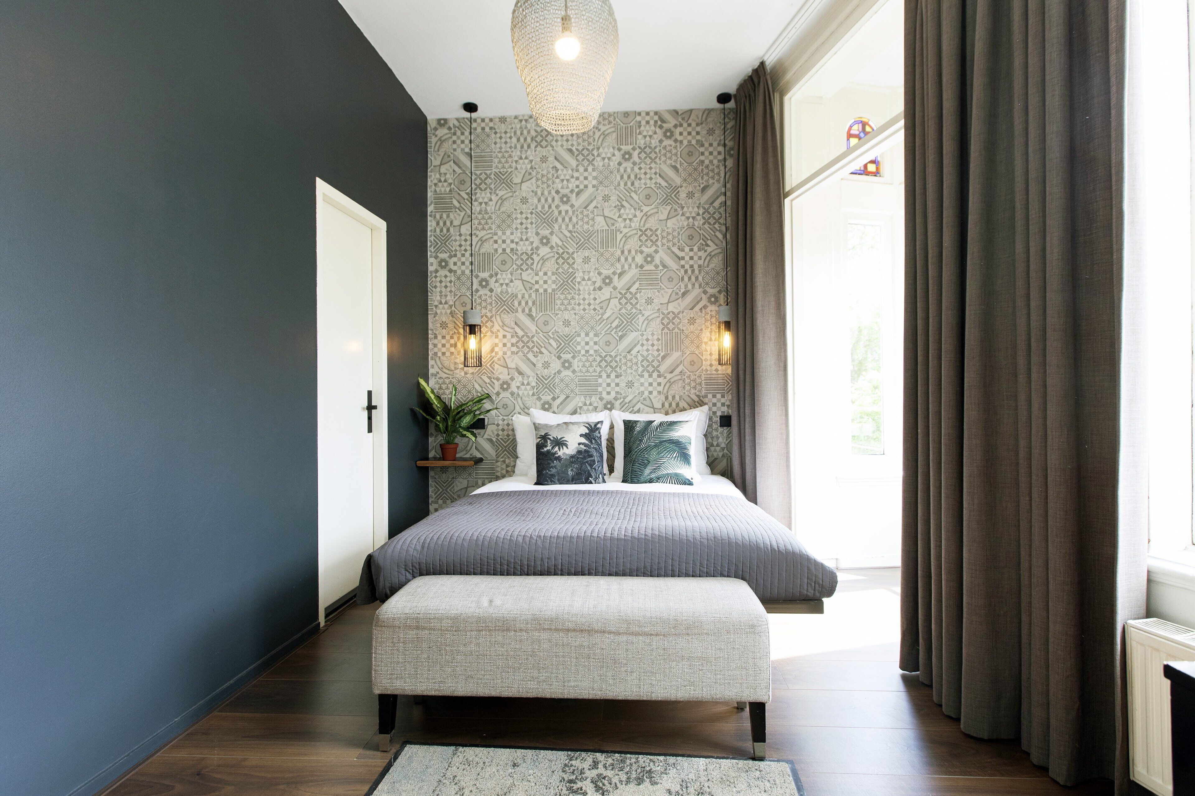 Escritorio, cortinas blackout y tabla de planchar con plancha 