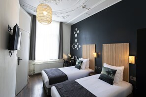 Twin Room, Private Bathroom, Canal View | Desk, blackout drapes, iron/ironing board, free WiFi - Quentin Canal House Hotel (Amsterdam)