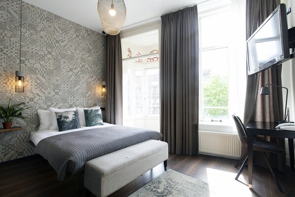 Habitación superior, 1 cama matrimonial, vista al canal | Escritorio, cortinas blackout y tabla de planchar con plancha 