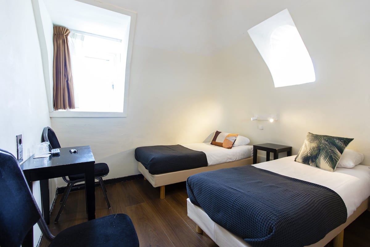 Kamar Basic, 2 Tempat Tidur Twin, kamar mandi umum | Wi-Fi gratis dan seprai linen