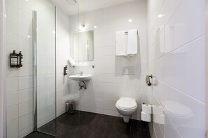 Standard Quadruple Room, Private Bathroom | Bathroom | Free toiletries, hair dryer, towels, soap - Quentin Arrive (Amsterdam)