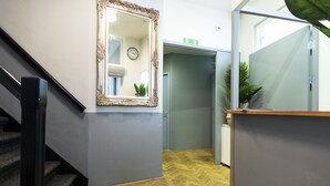 Eine Treppe mit Holzboden und einem Spiegel an der Wand.