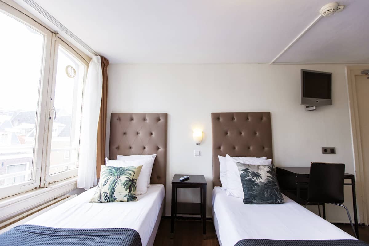 Phòng 3 Tiêu chuẩn, 3 giường đơn, phòng tắm riêng (some rooms situated in the basement) | Nôi (giường cho trẻ sơ sinh) miễn phí 