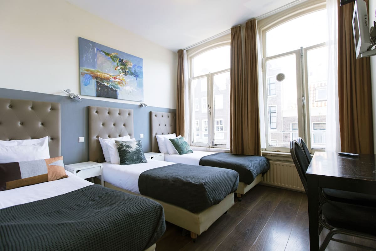 Phòng 3 cơ bản, 3 giường đơn, phòng tắm dùng chung (4th floor) | Nôi (giường cho trẻ sơ sinh) miễn phí 