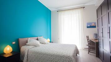 Minibar, Schreibtisch, Babybetten, Zustellbetten