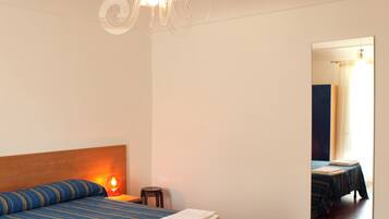 Minibar, Schreibtisch, Babybetten, Zustellbetten