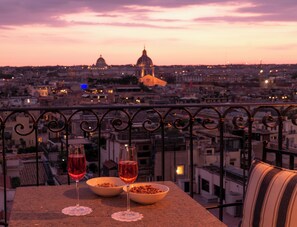 Suite panoramica, balcone, vista città | Terrazza/patio