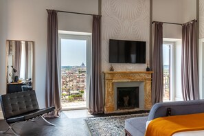 Suite panorámica, balcón, vista a la ciudad | Sábanas italianas Frette, ropa de cama de alta calidad y edredón 