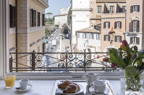 Habitación doble superior, vista a la ciudad | Sábanas italianas Frette, ropa de cama de alta calidad y edredón