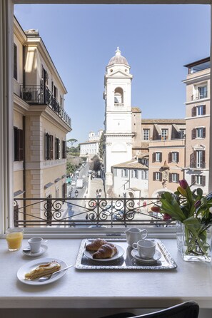 Habitación doble superior, vista a la ciudad | Sábanas italianas Frette, ropa de cama de alta calidad y edredón 