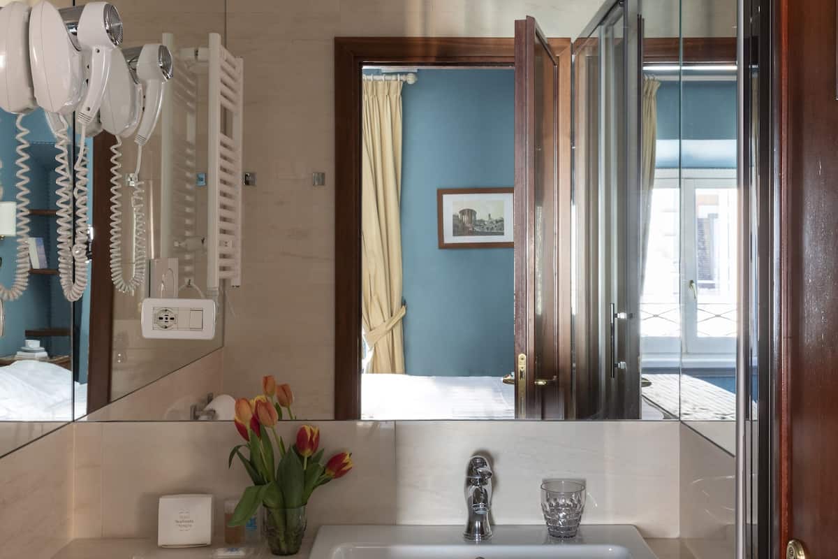 Cabezal de ducha tipo lluvia y artículos de higiene personal gratuitos