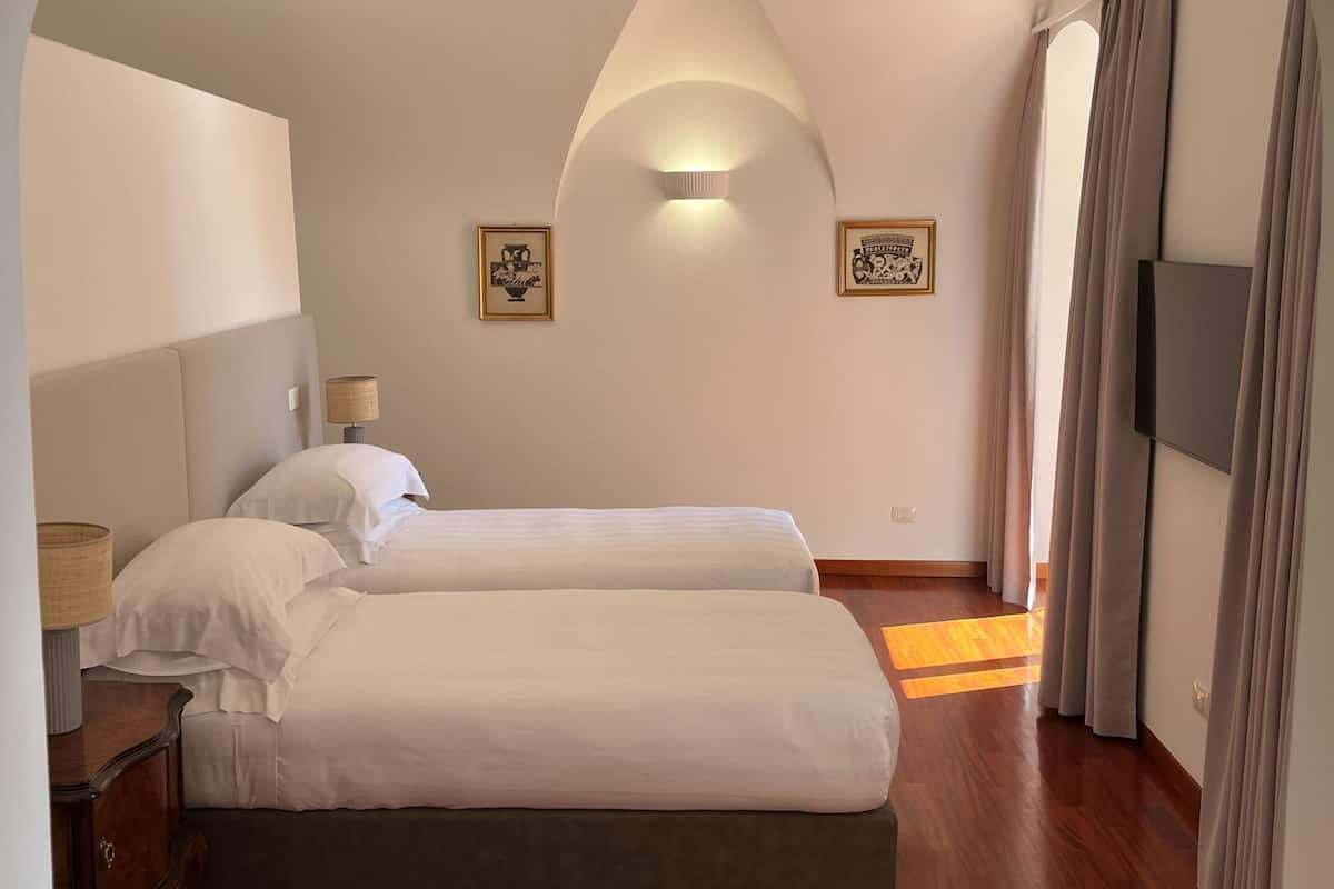 Classic-huoneisto | Italialaiset Frette-lakanat, ylelliset vuodevaatteet, untuvapeitot