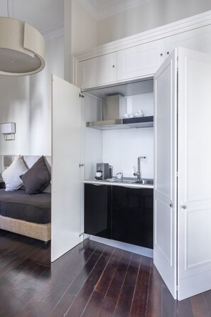 Junior suite, balkon, bijgebouw | 1 slaapkamer, Italiaanse Frette-lakens, luxe beddengoed, donsdekens