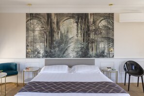 Suite panoramica, terrazzo, vista città | 1 camera, lenzuola Frette, biancheria da letto di alta qualità