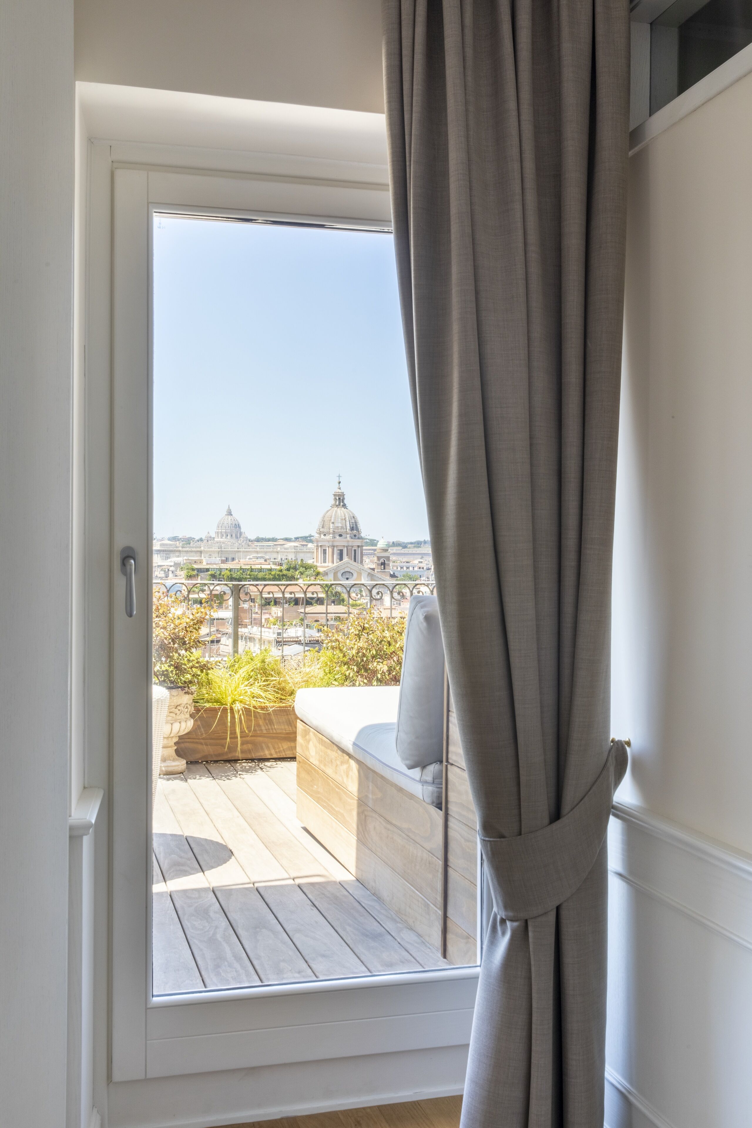 Habitación con vistas a un paisaje urbano, incluyendo un edificio con forma de cúpula.