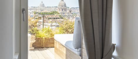 Habitación con vistas a un paisaje urbano, incluyendo un edificio con forma de cúpula.
