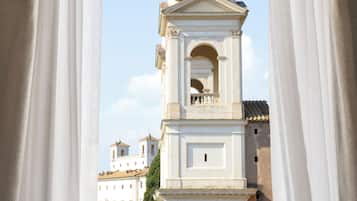 Suite panorámica, balcón, vista a la ciudad | Sábanas italianas Frette, ropa de cama de alta calidad y edredón