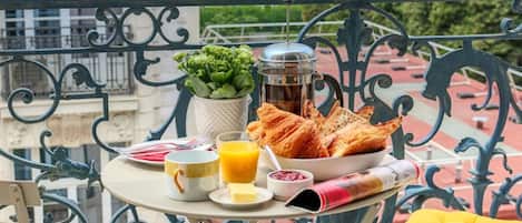 Apartment, Balcony | Premium bedding, in-room safe, desk, soundproofing