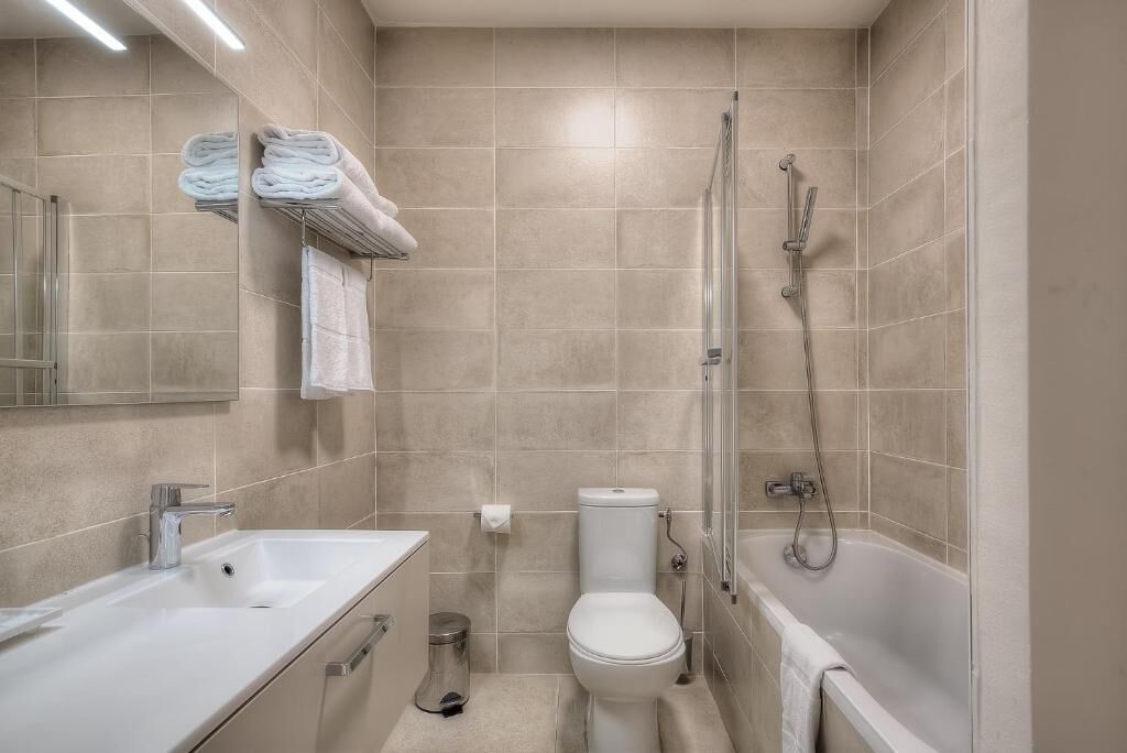 Une salle de bain avec un lavabo, des toilettes et une baignoire.