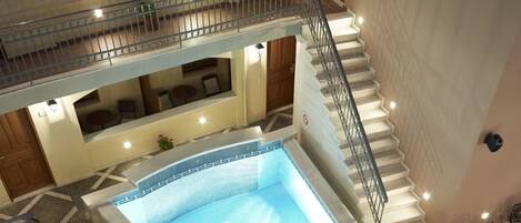 Outdoor pool, pool umbrellas, sun loungers