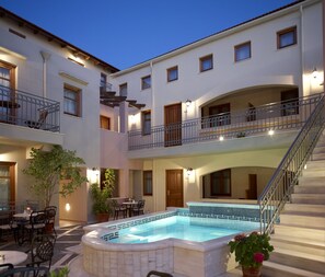 Outdoor pool, pool umbrellas, sun loungers - Palazzo Vecchio Exclusive Residence (Rethymno)