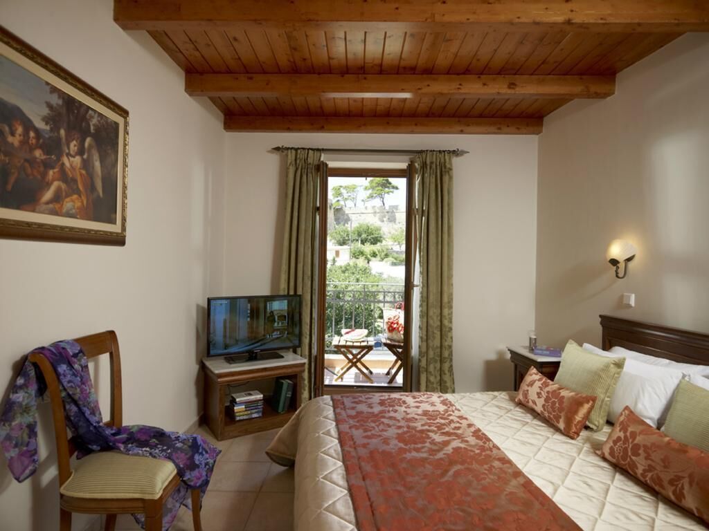 Premium bedding, in-room safe, desk, blackout drapes