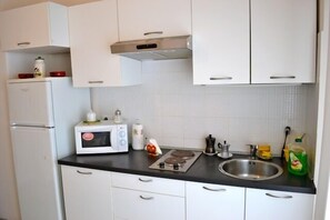 Triple Room | Shared kitchen | Full-sized fridge, microwave, stovetop, coffee/tea maker