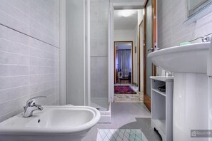 Double or Twin Room | Bathroom | Shower, hair dryer, bidet, towels