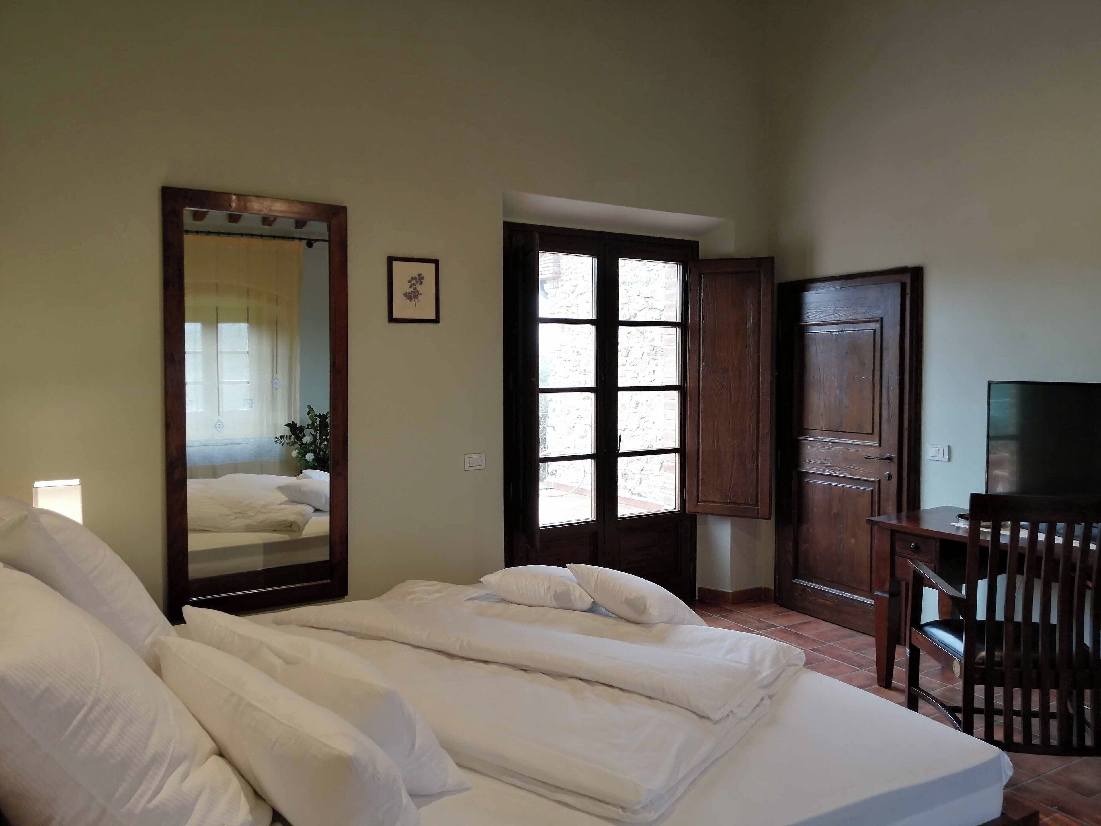 Traditional Apartment, 1 King Bed with Sofa bed | Premium bedding, in-room safe, free cribs/infant beds, free WiFi