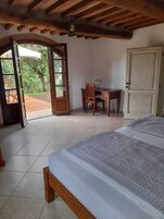 Ropa de cama de alta calidad y caja de seguridad en la habitación 