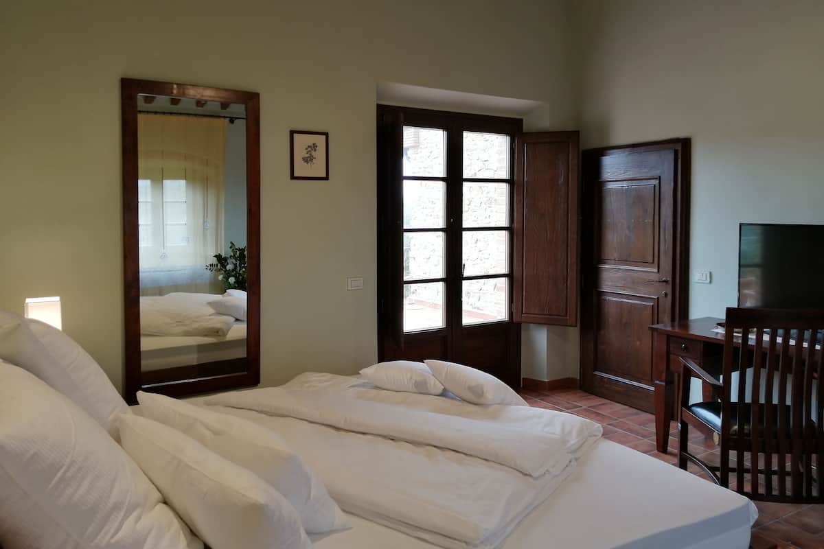 Chambre supérieure double, balcon | 1 chambre, minibar, coffre-fort, accès au Wi-Fi (inclus)
