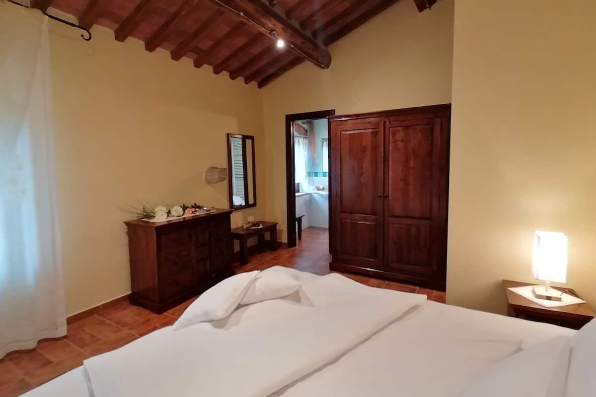 Traditional Double Room | 1 bedroom, premium bedding, in-room safe, free cribs/infant beds
