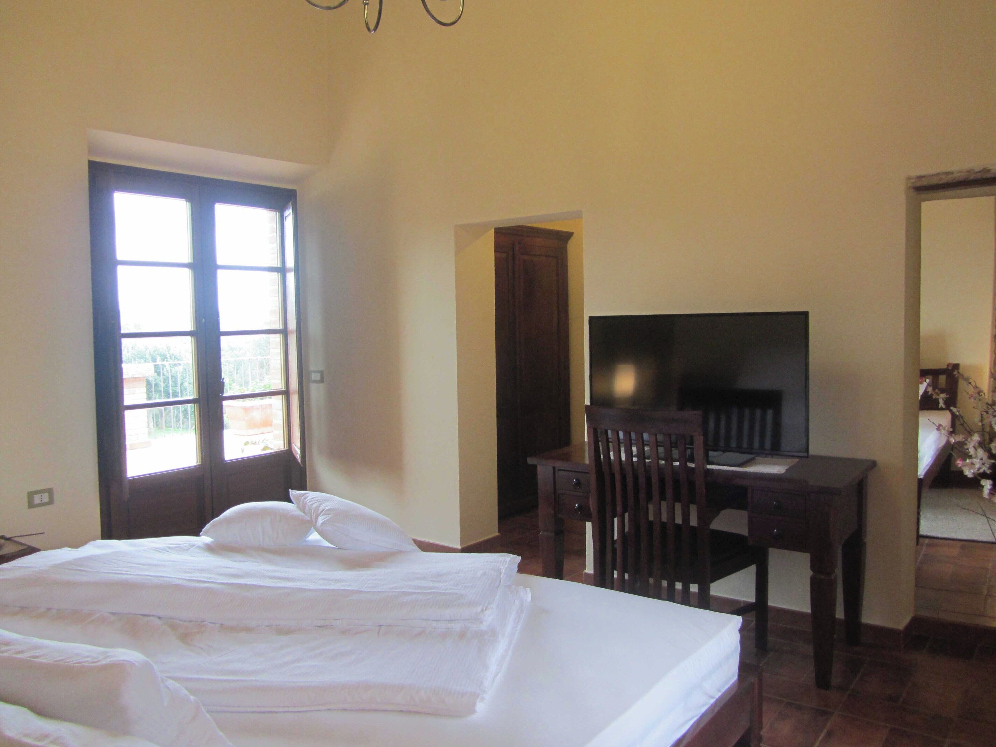 Premium bedding, in-room safe, free cribs/infant beds, free WiFi