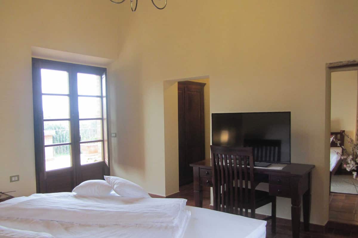 1 bedroom, premium bedding, in-room safe, free cribs/infant beds