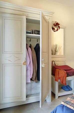 Kamar Double atau Twin | Minibar, brankas, meja kerja, dan kedap suara