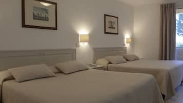 Quadruple Room | Minibar, in-room safe, desk, soundproofing