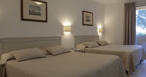 Kamar Quadruple | Minibar, brankas, meja kerja, dan kedap suara