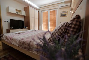 Apartment (4 adults) | Minibar, una scrivania, insonorizzazione, ferro/asse da stiro