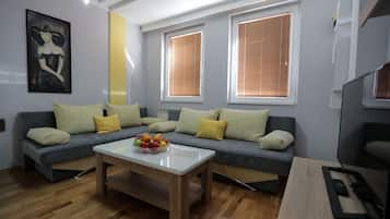 Apartment (4 adults) | Living room | Flat-screen TV