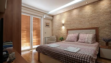 Apartment (4 adults) | Minibar, desk, soundproofing, iron/ironing board